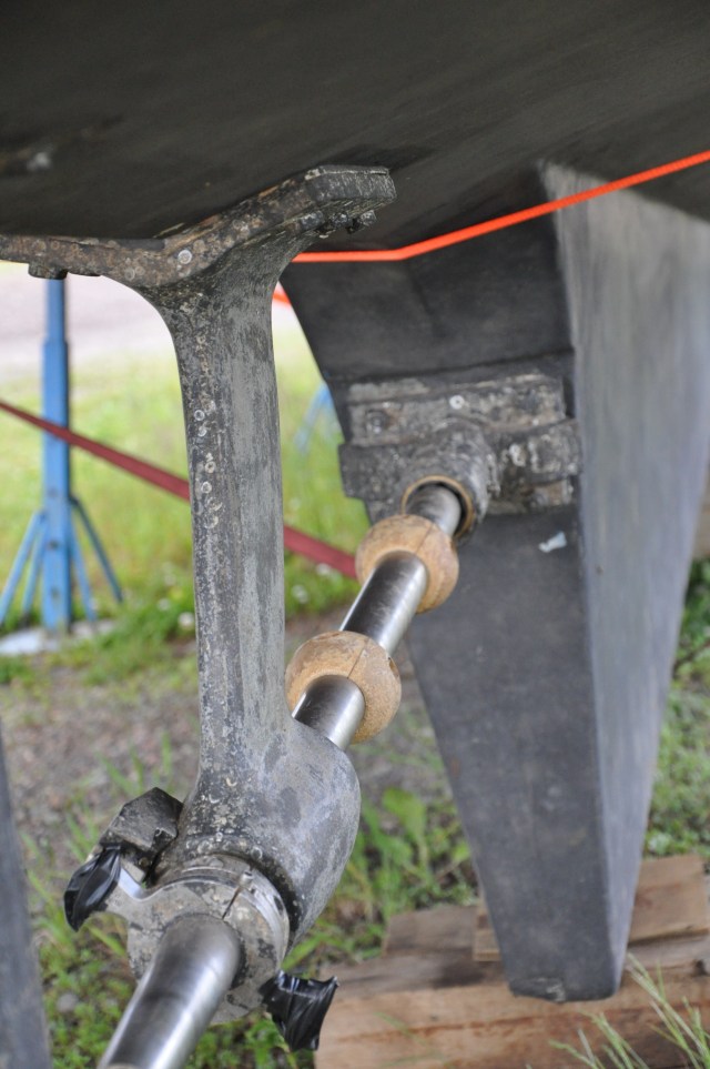 There is a slight bend to port on the strut.  It is difficult to see and that is a good thing.