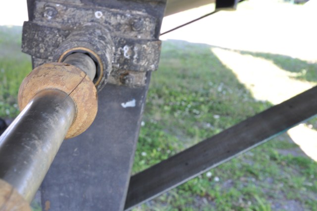 The pressure from the damaged strut prevents the shaft from entering the bearings evenly.